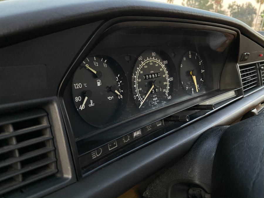 Панель приборов Mercedes-Benz 190 D (W124) 1984 года  (NA) (фото 87 из 240)
